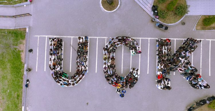 Emocionuese: Nxënësit e një shkolle në Skenderaj formojnë emblemën e UÇK-së, në përkrahje të ish-krerëve