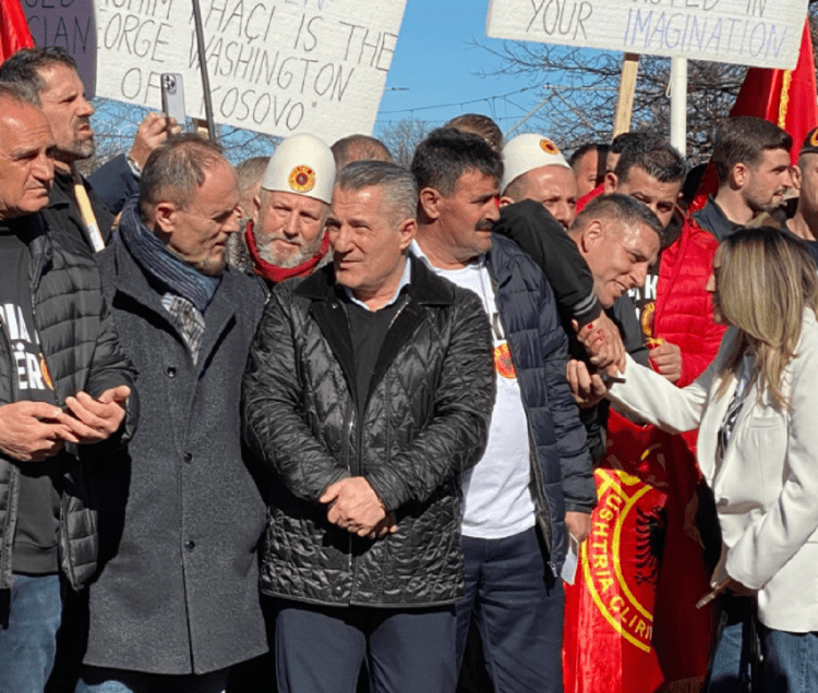 Babai i Granit Xhakës proteston në Hagë, hedh akuza ndaj Gjykatës Speciale