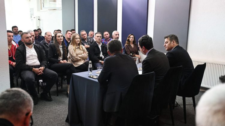 ​Kurti bën fushatë për kandidatët e LVV-së në Mitrovicën e Veriut