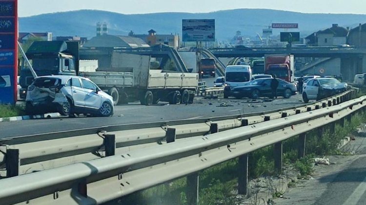 Aksident mes një kamioni dhe dy veturave në Komoran – lëndohen dy persona