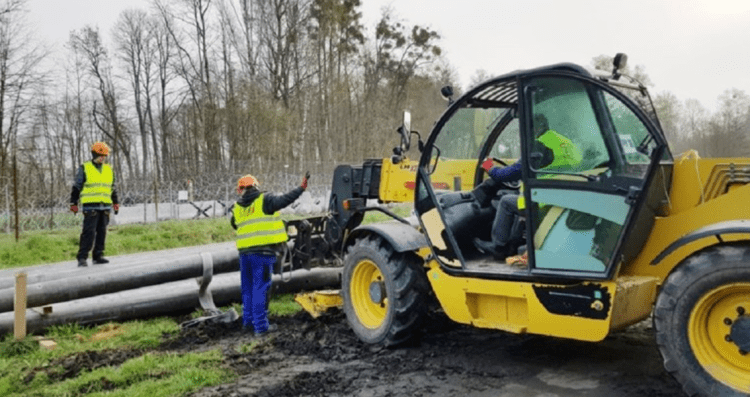 Polonia filloi të ndërtojë një mur pothuajse 200 km të gjatë drejt Rusisë