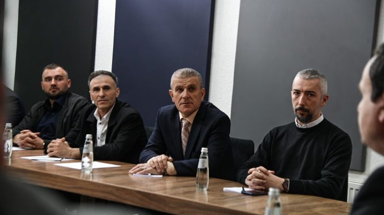 Kurti takon kandidatët e LVV-së që garojnë për kryetar të komunave në zgjedhjet e 23 prillit