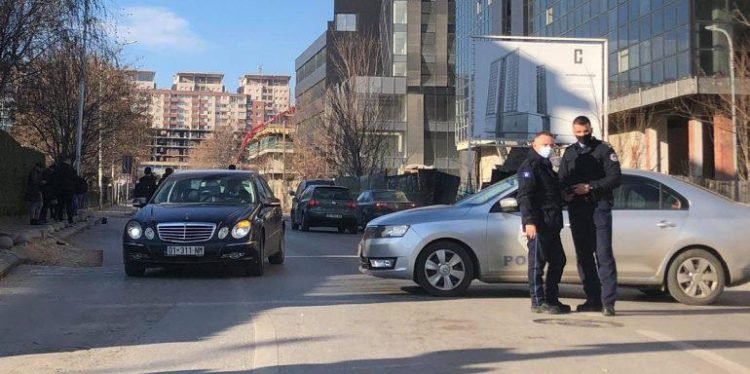 Shqiptaro-amerikani përplas me makinë gruan, del dhe e sulmon fizikisht