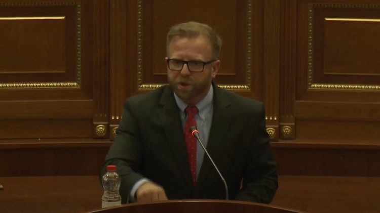 “A po doni t’ia shtini flakën naj kerri”, Haki Abazi i drejtohet me akuza deputetit të pavarur