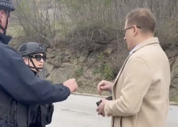 Pamje/ Politikani serb shkon te postblloku dhe provokon Njësinë Speciale në Veri të Kosovës
