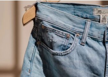 Pse të gjitha xhinset kanë një xhep të vogël?