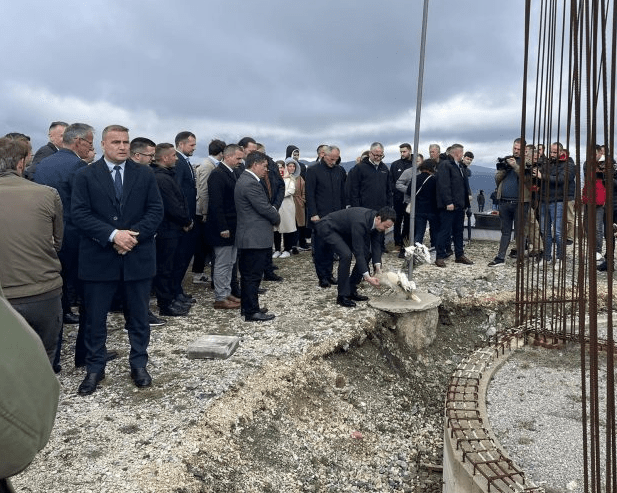 Kryeministri Kurti nderon 17 dëshmorët dhe 11 martirët e Betejës së Marecit