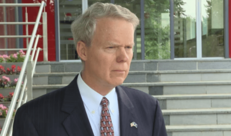 Ish-ambasadori Delawie vjen me një paralajmërim: Vuçiq të mos bëjë probleme në Kosovë!