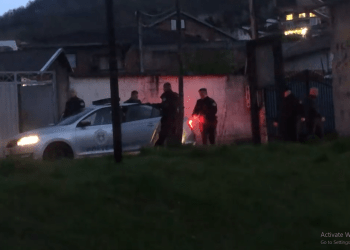 Pas disa orësh hetime, policia largohet nga shtëpia ku ndodhi vrasja makabre në Pejë