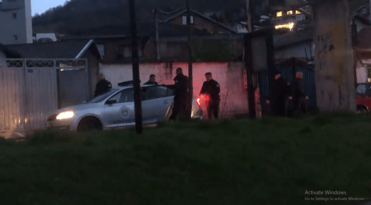 Pas disa orësh hetime, policia largohet nga shtëpia ku ndodhi vrasja makabre në Pejë