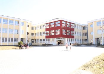 U raportua se u përjashtua një nxënëse nga shkolla për shkak të shamisë: Shkolla e demanton