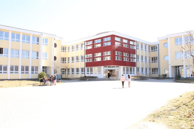 U raportua se u përjashtua një nxënëse nga shkolla për shkak të shamisë: Shkolla e demanton