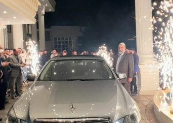 Hoxha Mazllam Mazllami pranon dhuratë një veturë me rastin e pensionimit të tij