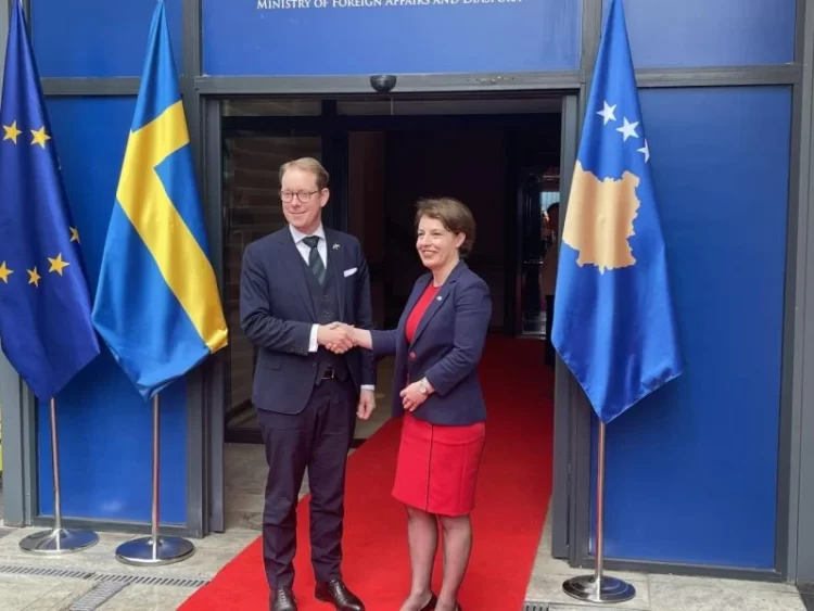 Ministri i Jashtëm i Suedisë nis takimet në Kosovë, pritet fillimisht nga ministrja Gërvalla