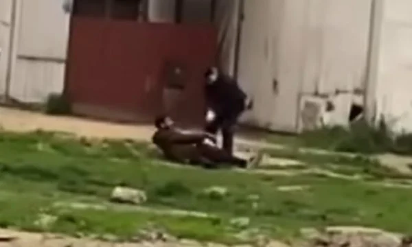 Policia serbe në mënyrën më brutale rrah emigrantët (Video)