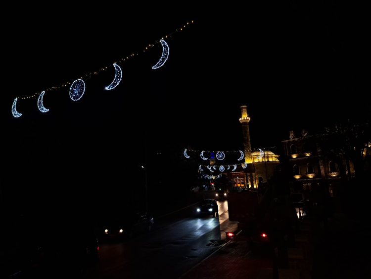 Muaji i shenjtë i Ramazanit, dekorohet një pjesë e Prishtinës
