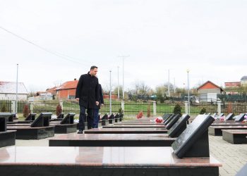 Konjufca bën homazhe në Rezallë – Serbia bëri gjenocid në Kosovë