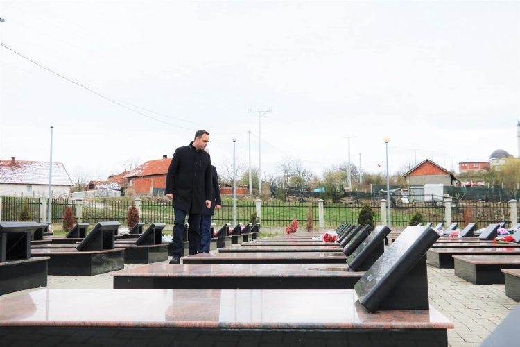 Konjufca bën homazhe në Rezallë – Serbia bëri gjenocid në Kosovë