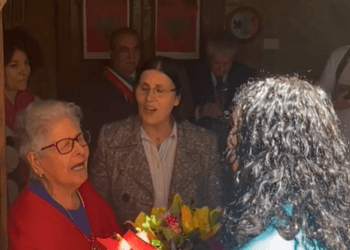 Arbëreshët e Italisë mirëpresin me këngë e lule presidenten Osmani