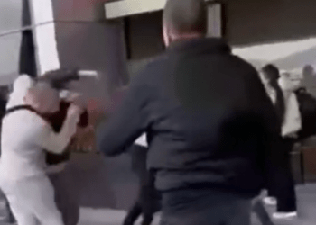 Rrahje mes disa personave në Aeroportin Ndërkombëtar të Prishtinës (Video 18+)