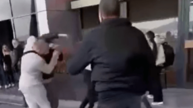 Rrahje mes disa personave në Aeroportin Ndërkombëtar të Prishtinës (Video 18+)