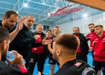 Tifozët maqedonas sulmojnë fizikisht volejbollistët e Shkëndijës