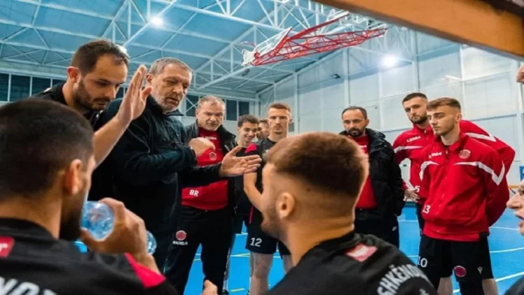 Tifozët maqedonas sulmojnë fizikisht volejbollistët e Shkëndijës