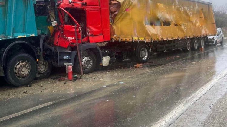 Aksident mes dy kamionëve në magjistralen Gjilan – Prishtinë, lëndohen shoferët