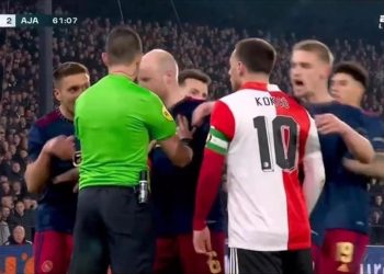 Lojtari serb i Ajax-it, Dushan Tadiq, tall mesfushorin turk pasi çeli iftar në fushën e futbollit