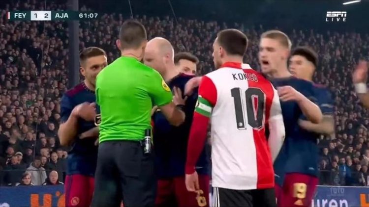Lojtari serb i Ajax-it, Dushan Tadiq, tall mesfushorin turk pasi çeli iftar në fushën e futbollit