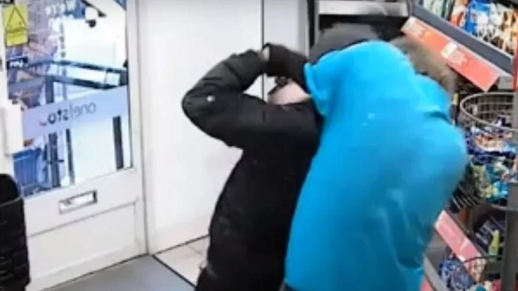 Momenti kur një punonjës dyqani ndalon grabitjen e hajdutit të armatosur (Video)
