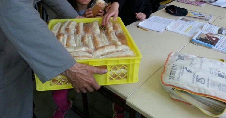 Nxënësit, prindërit dhe drejtues të shkollave kërkojnë të rikthehen shujtat