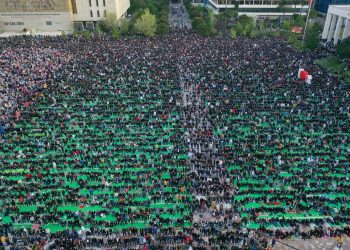 Mijëra besimtarë falin namazin e Fitër Bajramit në sheshin “Skënderbej” në Tiranë