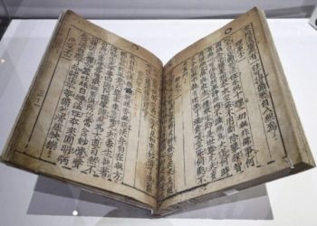 Libri më i vjetër në botë ekspozohet në Paris