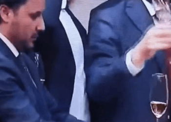 “Të pi alkooI, a të mos pi”, video epike e Dritan Abazoviqit gjatë ahengut në Mal të Zi