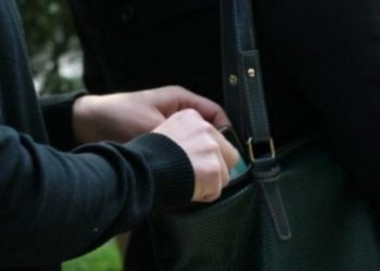 Një personit në Gjilan i vidhet çanta me para
