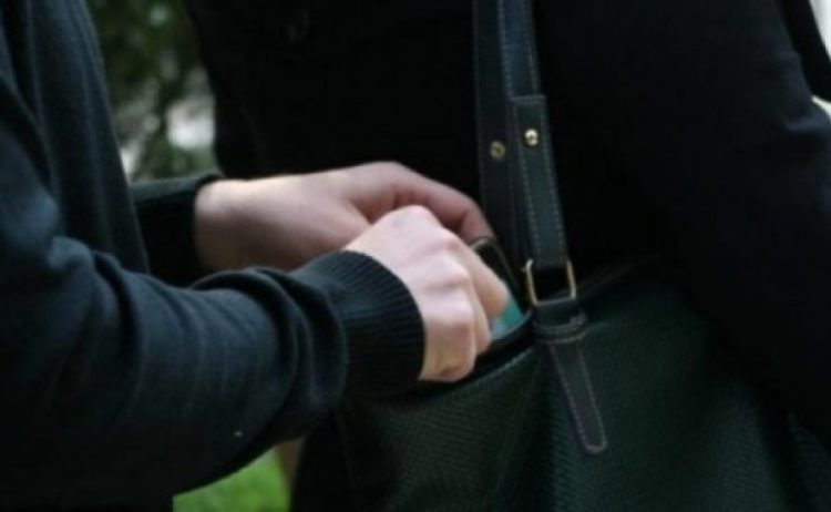 Një personit në Gjilan i vidhet çanta me para