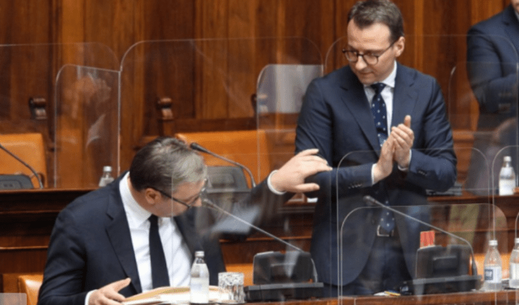 Petkoviq i del në mbrojtje shefit, i reagon Velës pas fjalëve për Vuçiqin