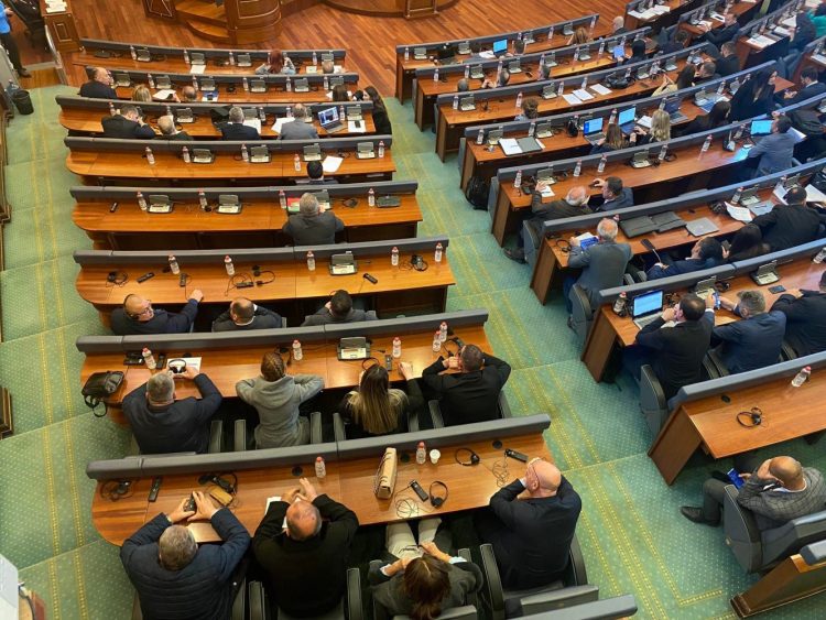 Deputetët e Listës Serbe rikthehen në Kuvend, mandati do t’u bëhej i pavlefshëm pas këtij muaji