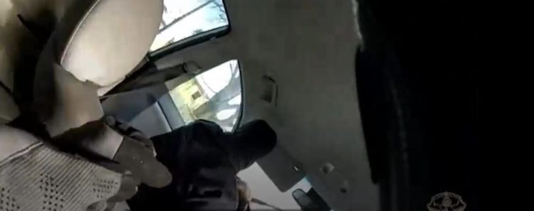 Pamjet dramatike si policia e qëllon për vdekje në shpinë 17 vjeçarin