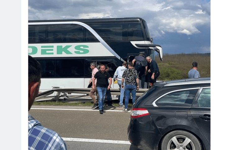 Një autobus plotë me studentë del nga rruga afër Kragujevcit