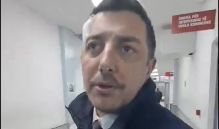 Valon Syla flet drejtpërdrejt nga QKUK pas sulmit, sigurimi shtyen fizikisht gazetarin e RTV Dukagjinit (VIDEO)