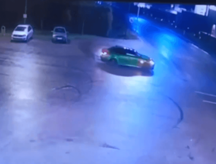 Një “papiqulo” i ri? Shoferi i një veture të gjelbër gjobitet pasi bënte “drifta” në parking