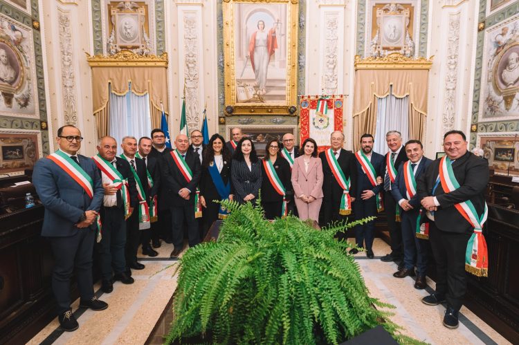 Osmani takon kryetarët e komunave arbëreshe, diskutojnë për raportet mes Kosovës dhe Kozencës