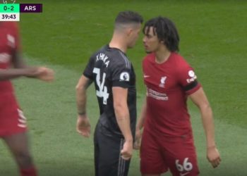 Përplasje brutale mes Granit Xhakës dhe Trent Alexander-Arnold (Video)