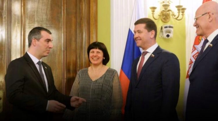 Parlamenti i Serbisë hap dyert për deputetët e sanksionuar rusë