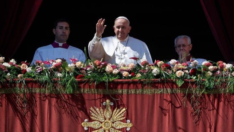 Papa në fjalimin e Pashkëve thirrje komunitetit ndërkombëtar për t’u dhënë fund konflikteve në botë