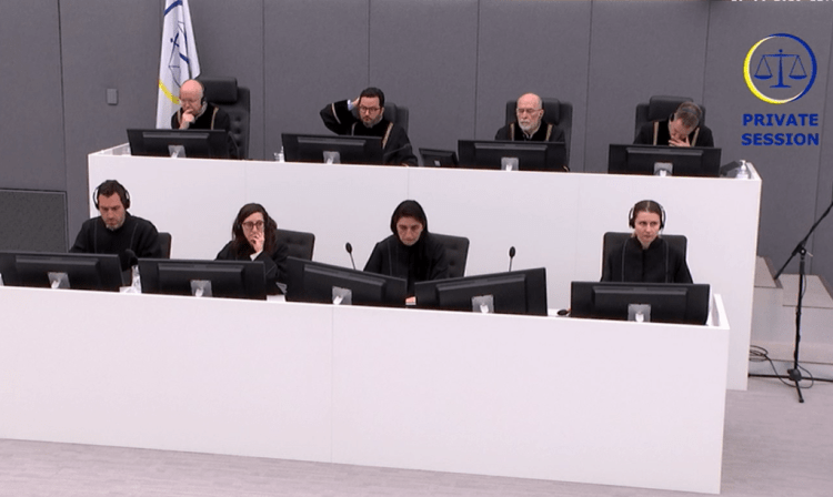 “Ju lutem ngrituni në këmbë”, “shkojme në seancë private” – dy fjalitë që dominuan seancat e speciales me dy dëshmitarët e parë