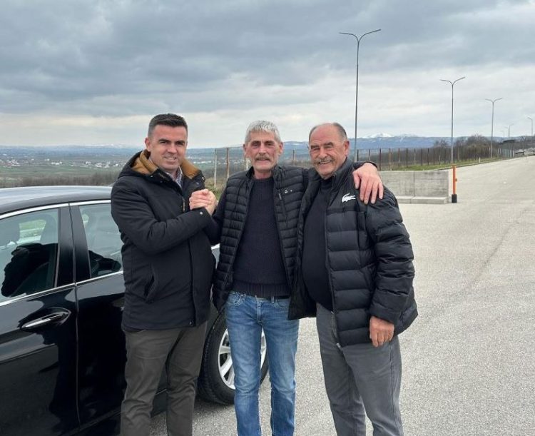 Publikohet fotografia e parë e Naser Pajazitit, pasi u lirua nga burgu – avokati krekoset