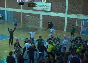 Dhunë ne sportin kosovar, lojtarët e Trepçës sulmohen nga kundërshtarët dhe tifozët e tyre (Video)